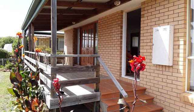 Great accommodation. Full bath, Quiet area. House to yourself & close beaches.