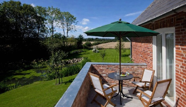 Great and quiet apartment with a view of the house pond
