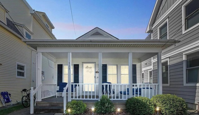 Great Beach Bungalow, steps from the ocean! Free Wifi & Beach Tags!