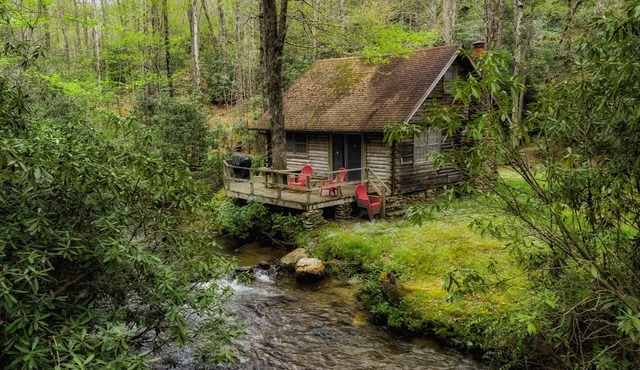 Great Creekside Hideaway Rustic Cabin - Secluded, Creekside Family Cabin