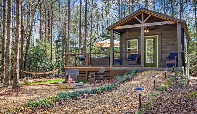 Great Escape w/Firepit, 8 Min to Downtown Mentone