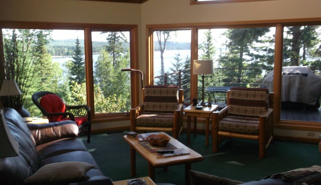 Great Fall Getaway on Lake Superior, Spacious Lake Home with Great Lake Views