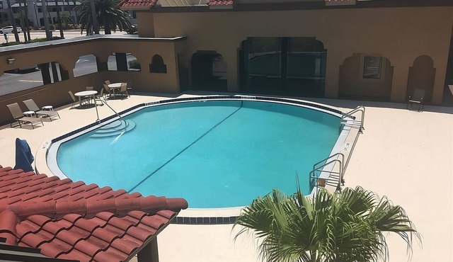 Great Find! Four Lovely Units for 16 Guests, Pool, Free Parking