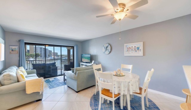 Great Fishing! Palm Trees And Sunshine! Lovely 1B/2B Estero Yacht & Racquet Club Condo On The Bay! Walk to Beach! Heated Pool!