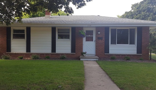 Great for EAA rental! Less than 2.5 miles from EAA grounds!