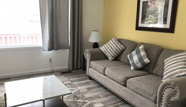 Great for Groups , Close to Jasper Park!
