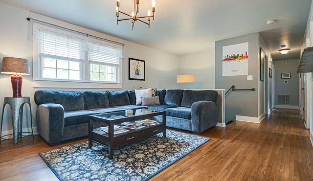 GREAT FOR LARGE GROUPS! Sleeps 12! CLOSE TO DOWNTOWN!