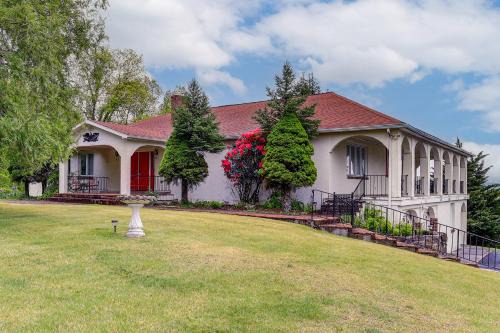 Great for Large Groups! Massive Princeton Estate