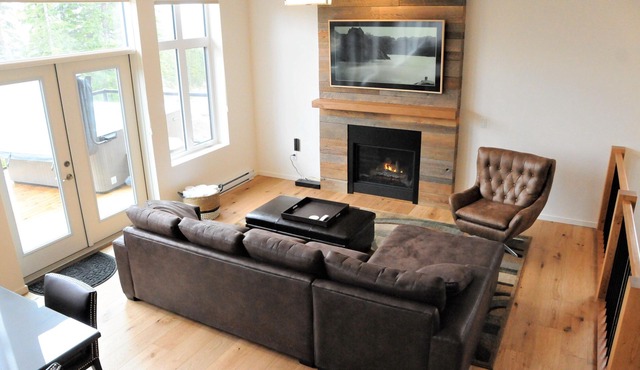 Great for large or multiple families. 2 minute walk to ski in/out trail.
