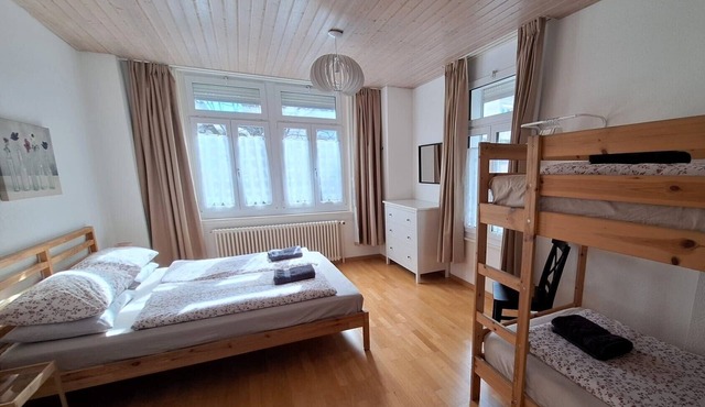 Great ground floor apartment. Air-conditioning. 3 min train station