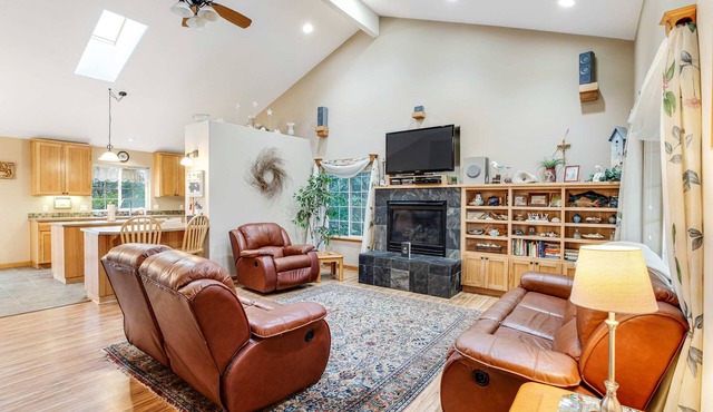 Great home with Ping-Pong table - walk to the beach & Sunset Lake