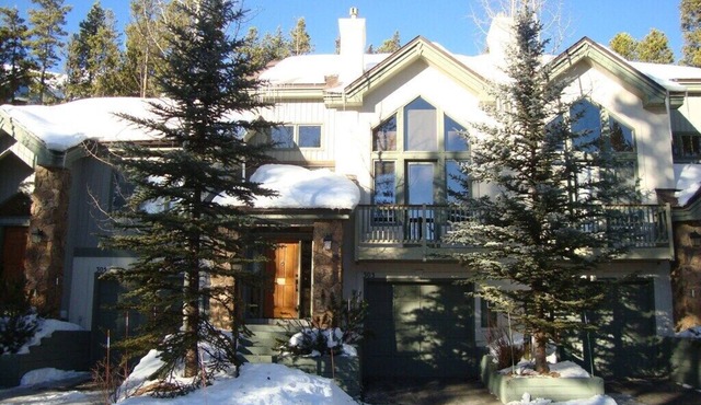Great Location! Short walks to Ski Lifts, Main St, Pool & Spa, & Activities