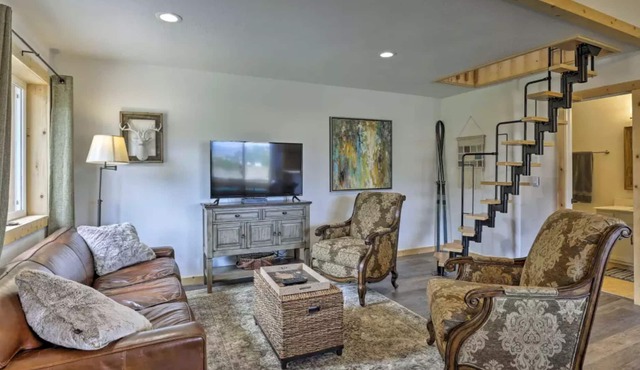 GREAT LOCATION! Ski Breck & Keystone home to lift!