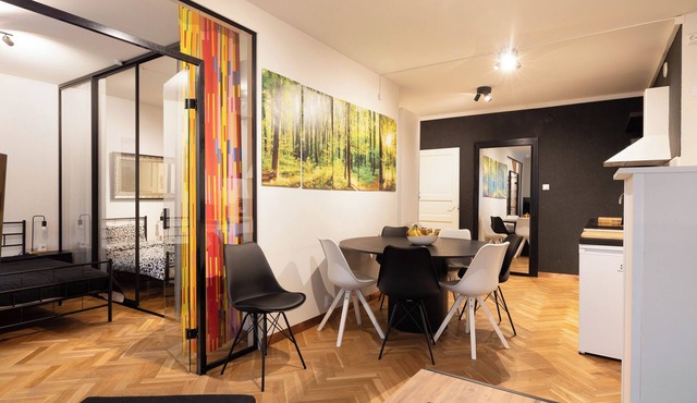 Great location/transport/amenities. 1-8 people FREE CONTINENTAL BREAKFAST & WIFI