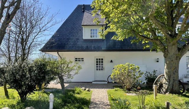Great, modern end unit with garden sauna and sensational views