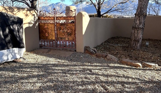 Great mountain views in cozy casita in north Taos. Note: 30 day rental minimum
