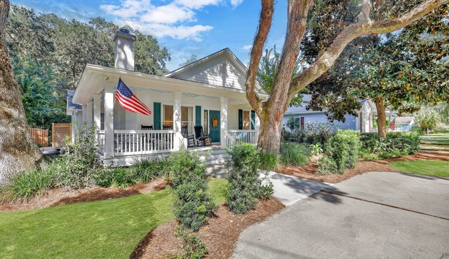 Great Quiet Neighborhood Location | Bike to Beach and Close to Shopping & Restaurants