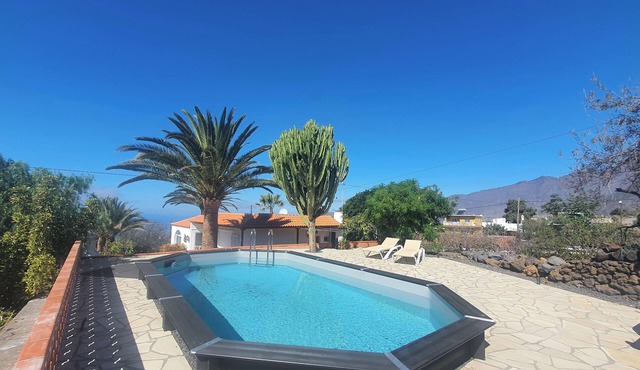 Great quiet vacation home for 4 people with private pool and large garden