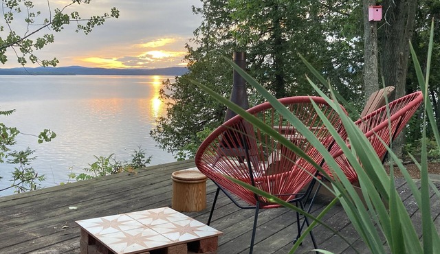 GREAT RATES! CHARMING DOG FRIENDLY LAKESIDE COTTAGE