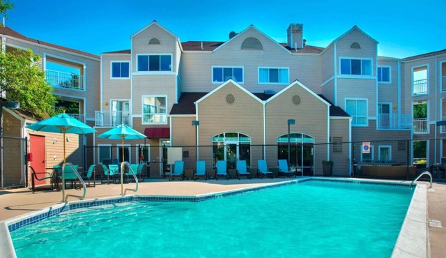Great Relaxing Overnight Stay! Free Parking, Pets Allowed, Onsite Swimming Pool