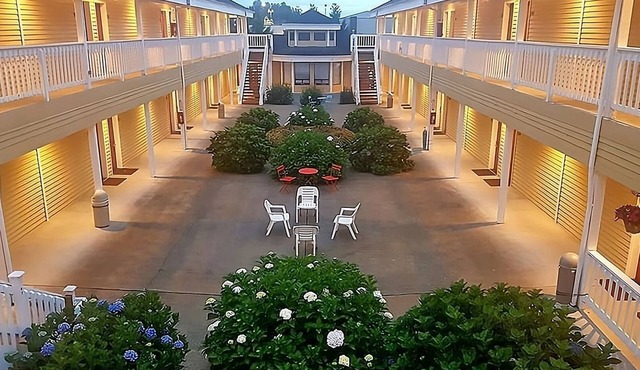 Great Relaxing Overnight Stay at GuestHouse Enumclaw! Free Parking, Pets Allowed