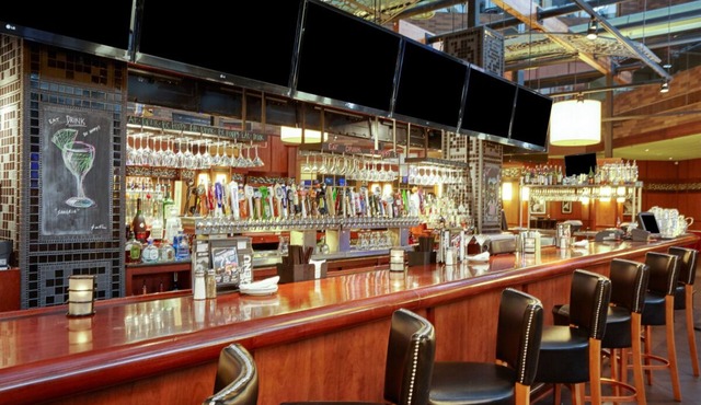 Great Relaxing Overnight Stay! 4 Classy Units, Free Parking, Onsite Bar