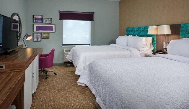 Great Relaxing Overnight! 3 Great Units, Pool, Free Parking & Breakfast