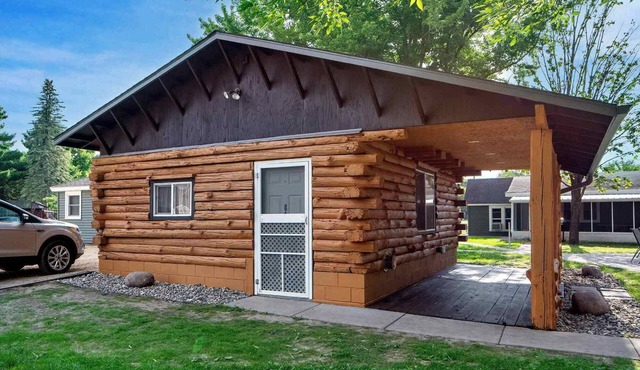 Great River Road Cabin on the Mississippi Backwaters Buck Cabin