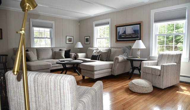 Great Saunderstown family friendly cottage short drive to beach.