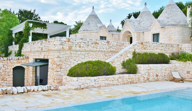 Great Trulli Style Villa w/Infinity Edge Heated Private Pool, 500+sqm Terraces