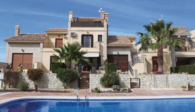 Great vacation terraced house, located 1 km from Algorfa.