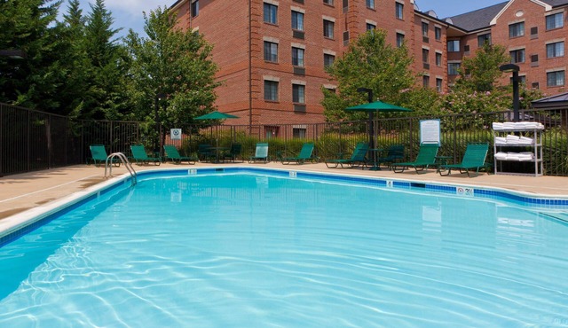 Great Value! Cozy 2 Bedroom Suite in Mclean | Free Breakfast + 24h Business Center