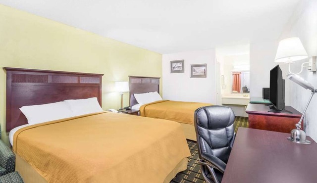 Great Value Stay! 3 Units w/Seasonal Pool and Free Parking! Pets Allowed
