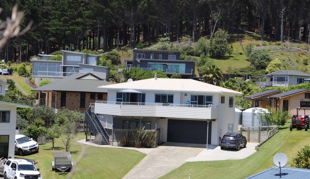 Great views, great family bach, super close to the beach and a spa pool!