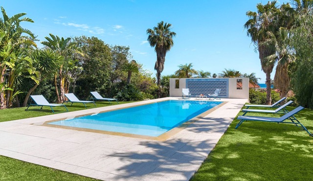 Great villa with pool few steps from the sea, Fontane Bianche