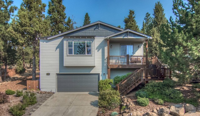 Great West Side Location! Hot Tub, Huge Living Area, 2 bdrm + Murphy Bed, EV Chg