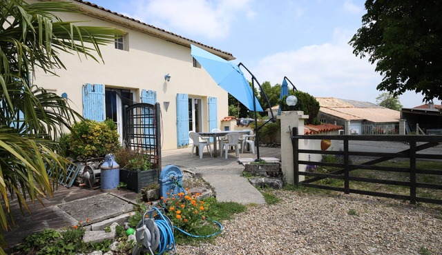 Green and quiet 4-bedroom family gîte with garden, games and saltwater swimming pool