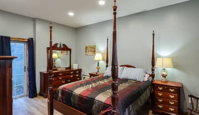 Green Dolphin Retreat/Newly Renovated/Spacious 3BR Home/Near Lake & Downtown