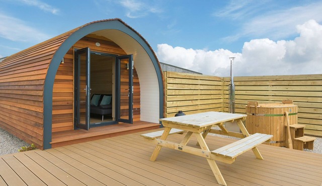 GREEN FIELDS, romantic, with hot tub in St Buryan