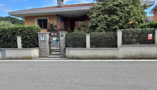 Green Holiday Home 'La Casa Dei Girasoli-Lake Maggiore' with Garden, Wi-Fi, AC, Parking
