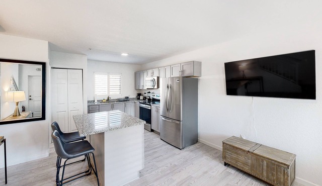 Green Pineapple | Condo in Marathon with pool access