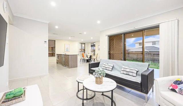 Gregory Hills Spacious & convenient Home