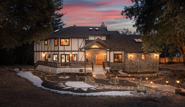 Greystone Manor- HUGE home with sleeping for 21!