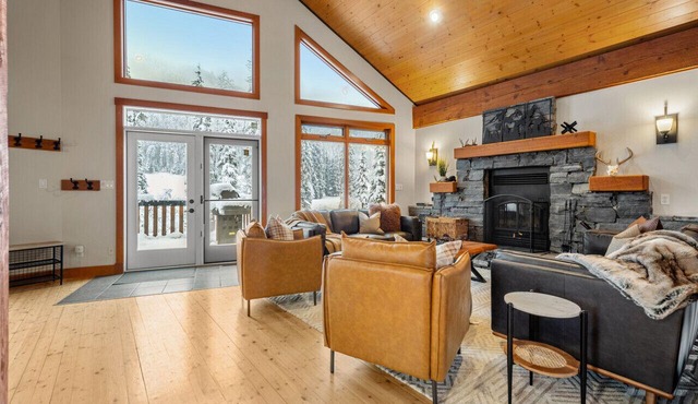 Greywolf Lodge | Private Hot Tub | Wood Fireplace