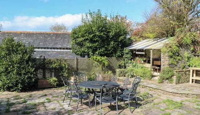 GRIPSTONE FARMHOUSE, pet friendly, with open fire in Dartmouth