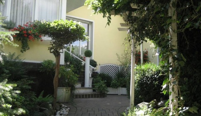 Große Ferienwohnung mit Balkon und Garten by Interhome