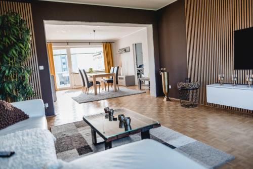 Große moderne Designer-Wohnung für Urlaub und Business - 3 Schlafzimmer, Küche, Büro, Terrasse und 2 kostenlose Parkplätze