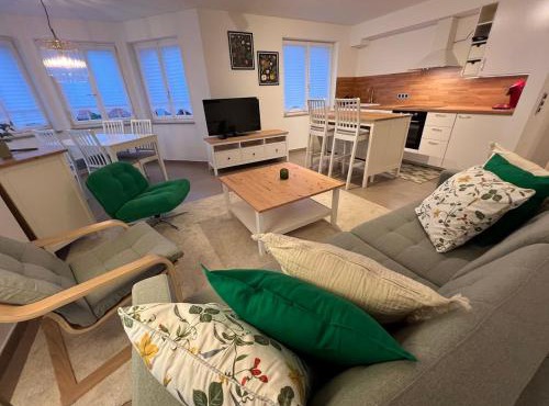 Großes Apartment 74m2 mit Balkon & Parkplatz - Steakhouse Esmeralda