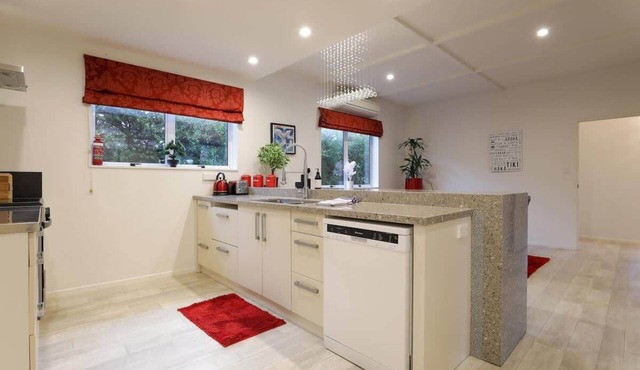 Groovy on Grey | Central Location with Spa Pool