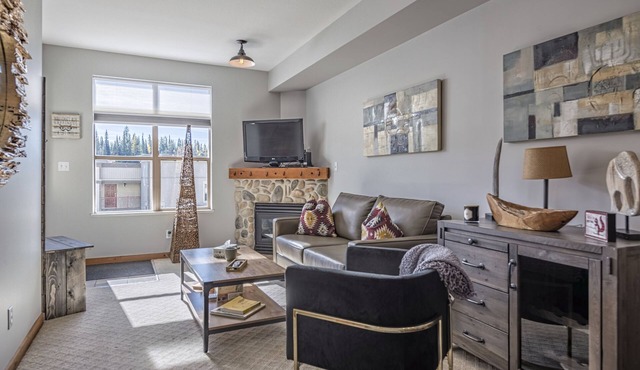 Ground floor Condo - BBQ, A/C, great access to trails and village
